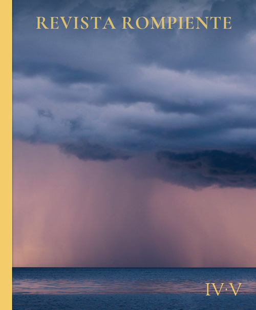 Nubes oscuras sobre el mar y una cortina de lluvia rosada que cae en el horizonte