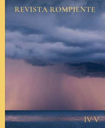 Nubes oscuras sobre el mar y una cortina de lluvia rosada que cae en el horizonte