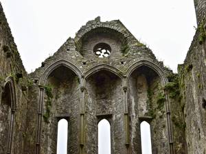 Arcos de una antigua nave de piedra sin techo