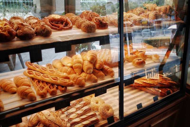 Vitrina de panadería con bollería recién horneada