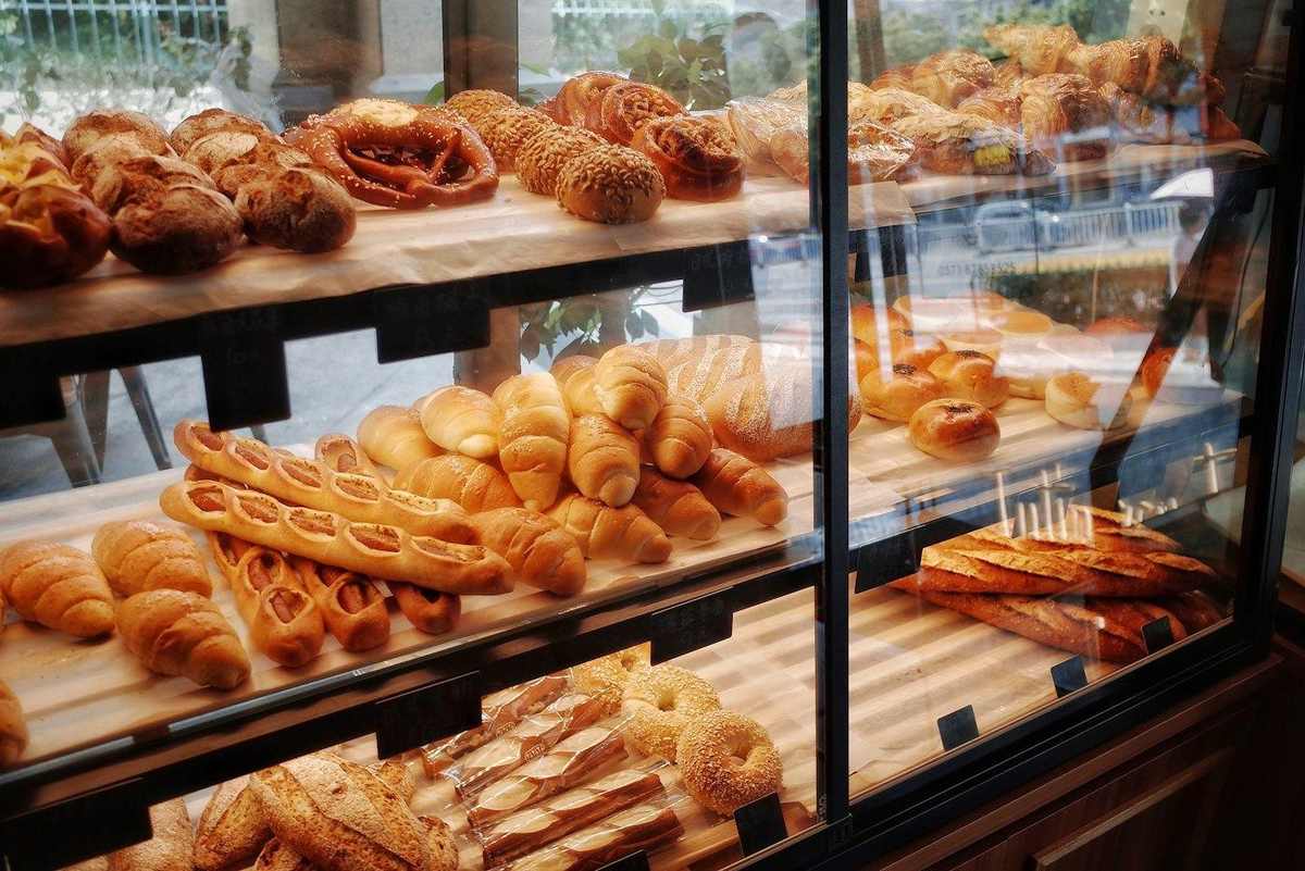Vitrina de panadería con bollería recién horneada