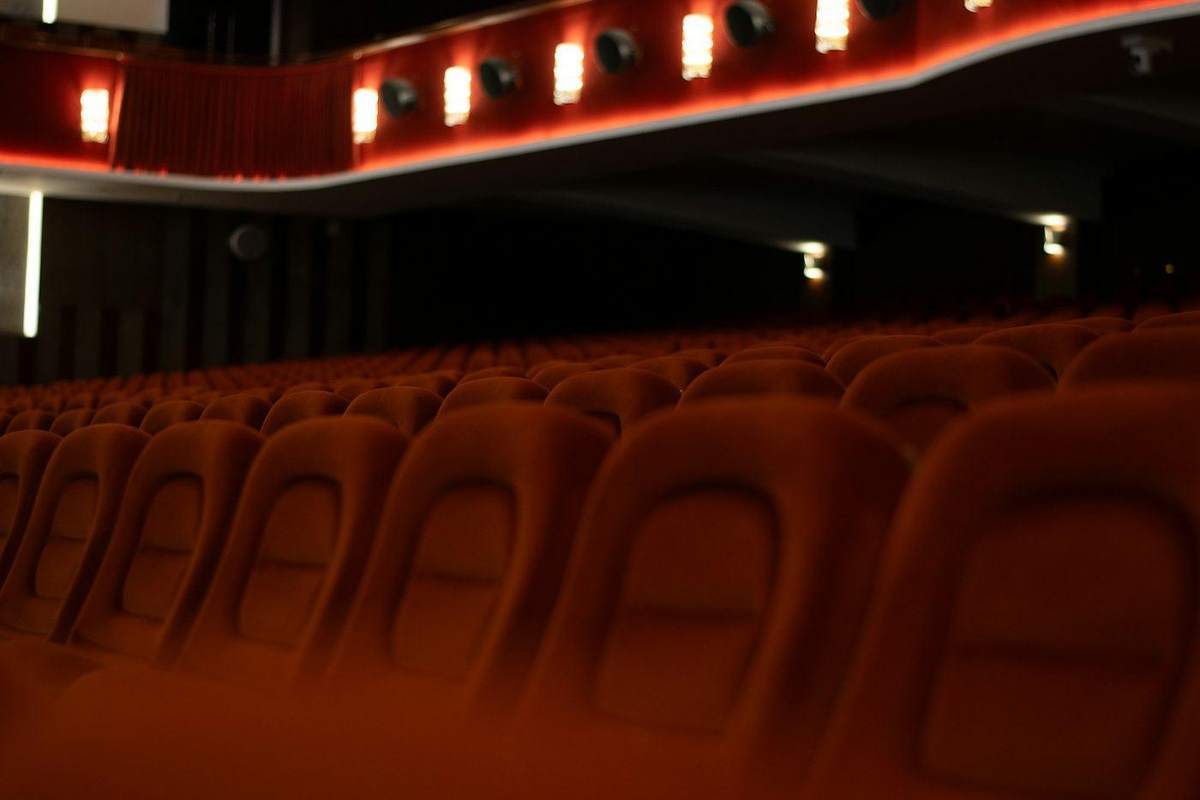 Filas de butacas rojas vacías en una sala de cine
