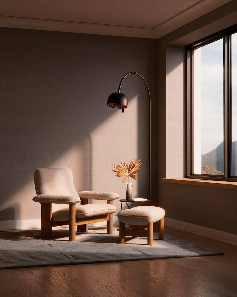 Sala con sillón bajo, lámpara de pie y ventanal en la luz cálida de la tarde