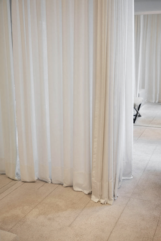 Cortinas blancas largas que caen hasta un suelo claro
