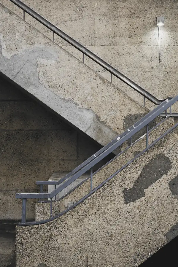 Escalera de hormigón con baranda de metal