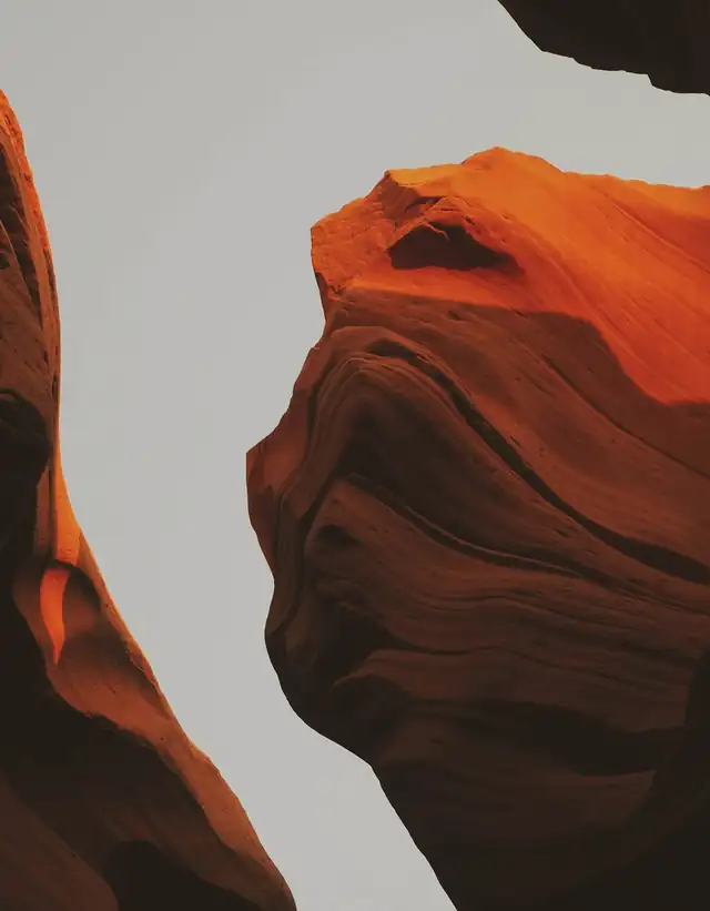 Paredes de un cañón rojo con una grieta de cielo gris