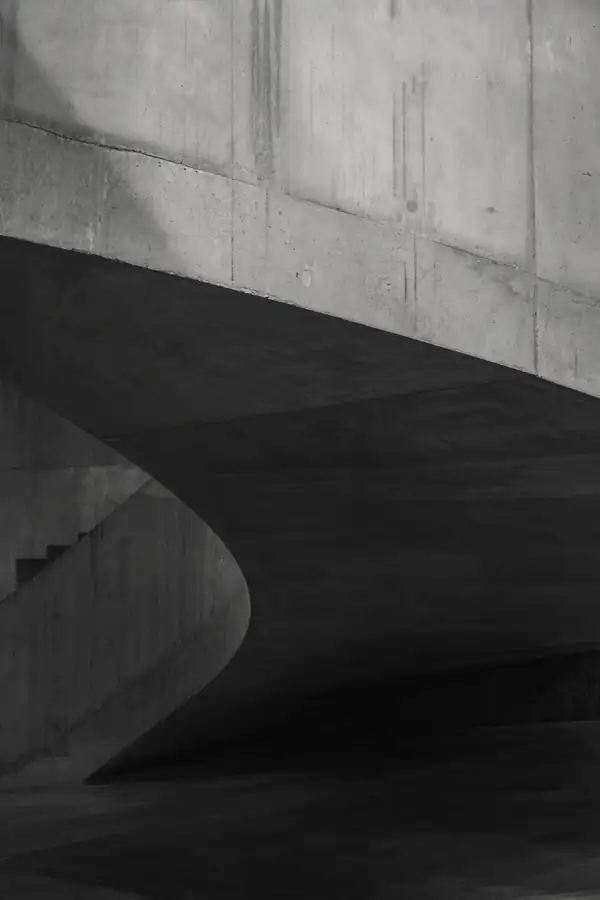 Curva de hormigón en sombra