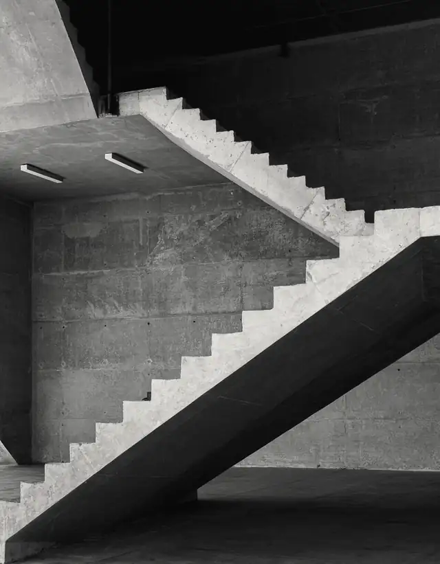 Escalera de hormigón en voladizo, en blanco y negro