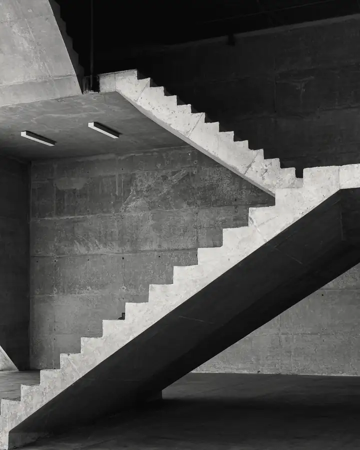 Escalera de hormigón en voladizo, en blanco y negro