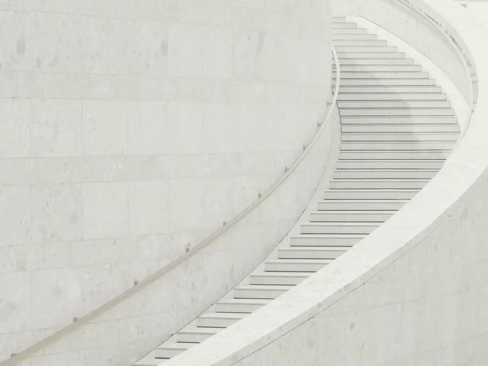 Escalera blanca en curva