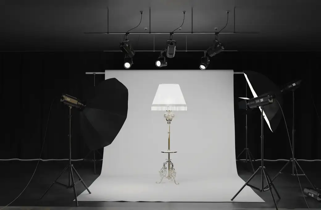 Estudio oscuro con un fondo blanco y una lámpara de pie