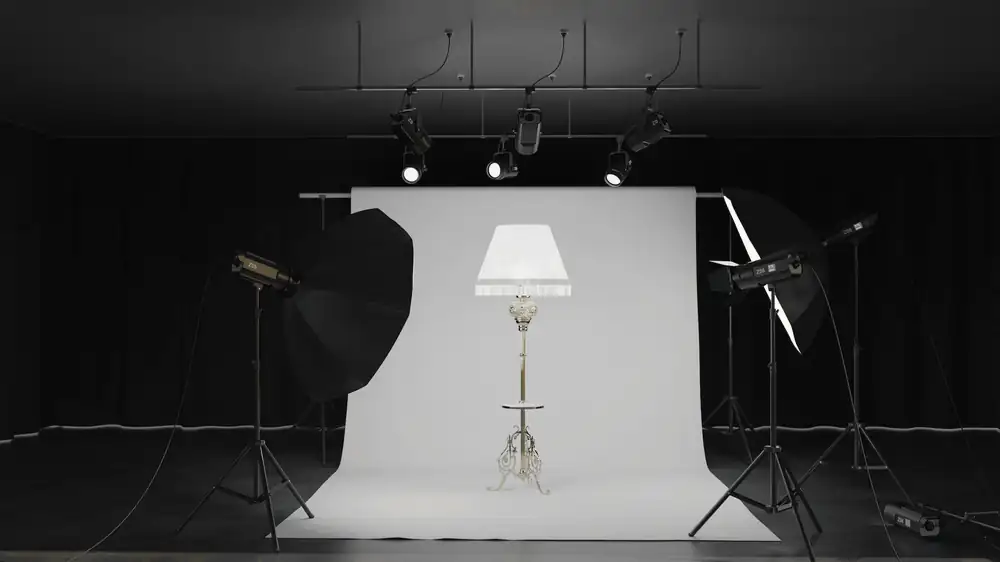 Estudio oscuro con un fondo blanco y una lámpara de pie