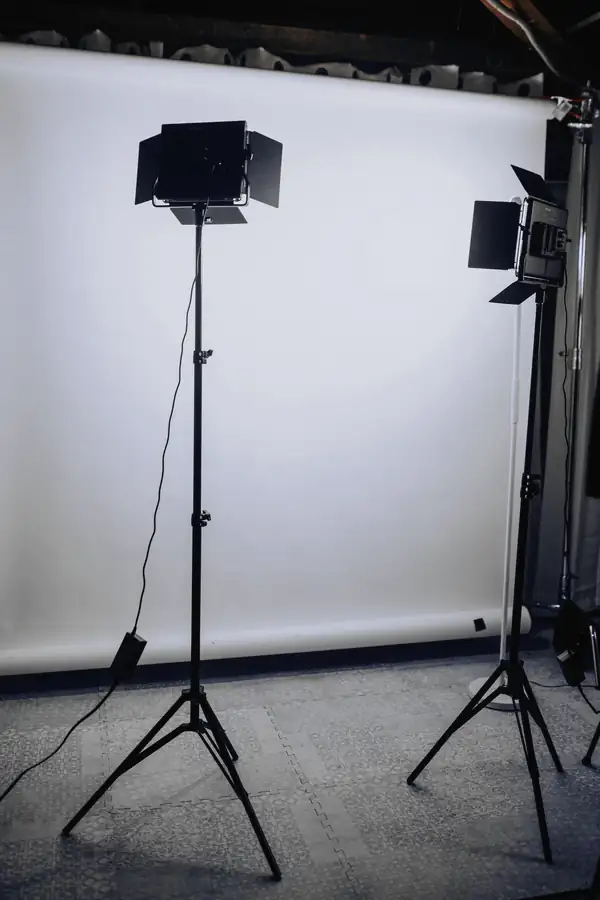 Dos flashes de estudio frente a un fondo claro