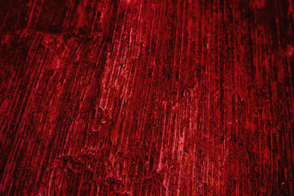 Superficie roja con vetas verticales