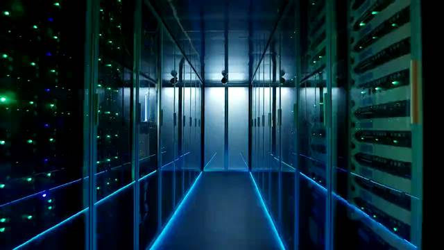 Pasillo de servidores con luz azul al fondo