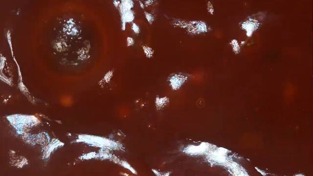 Salsa roja brillante en primer plano