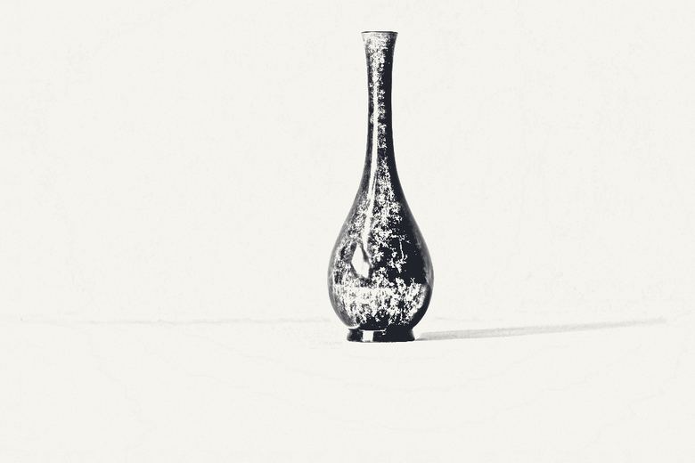 Boceto a lápiz de un jarrón de cuello largo