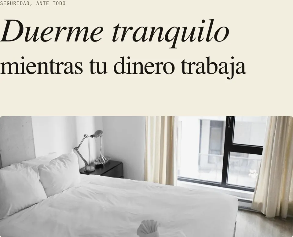 Titular en serif: duerme tranquilo mientras tu dinero trabaja, sobre una cama blanca junto a una ventana