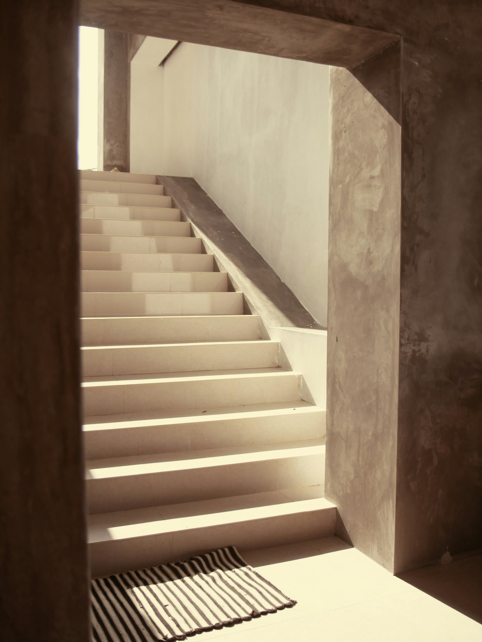 Escalera de hormigón con luz, imagen referencial