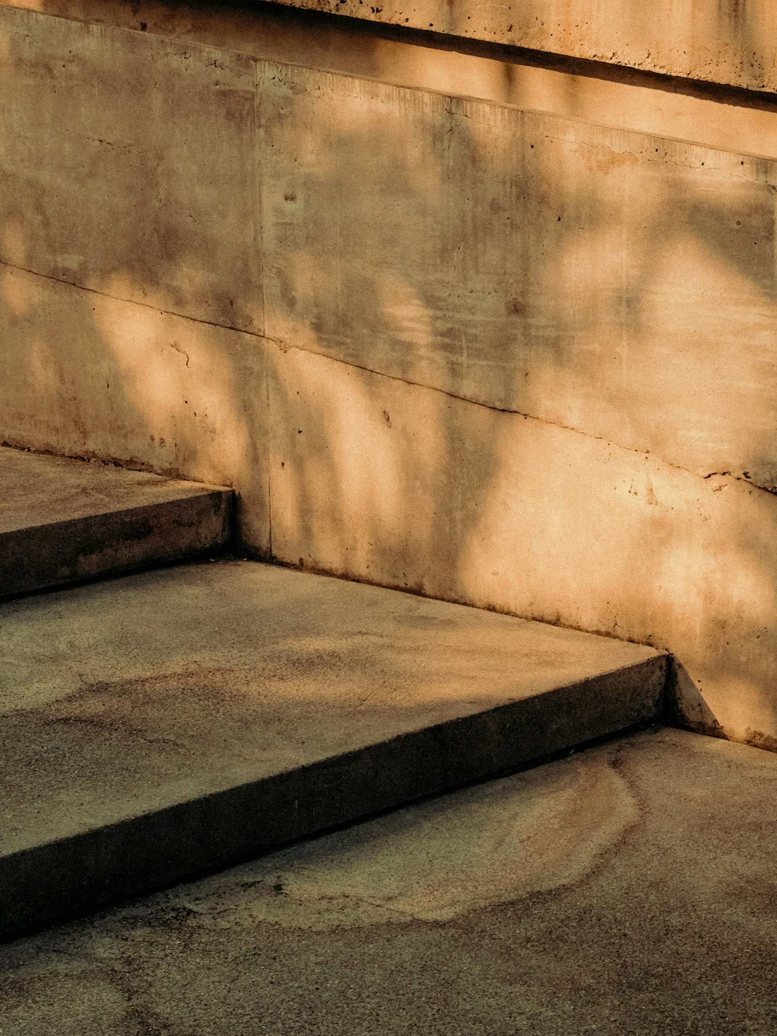 Muro de hormigón con luz de tarde