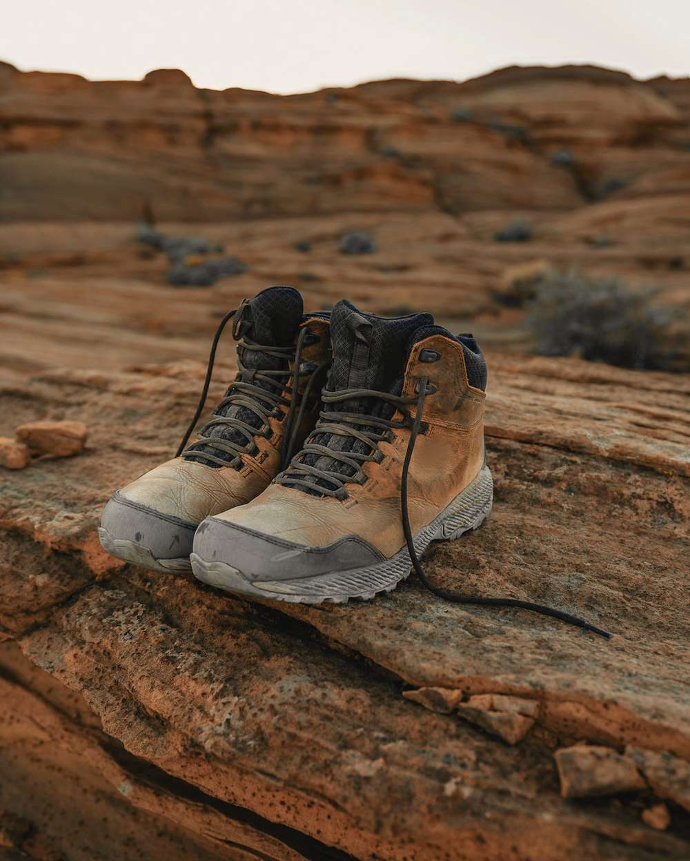 Un par de botas de montaña sobre una roca roja