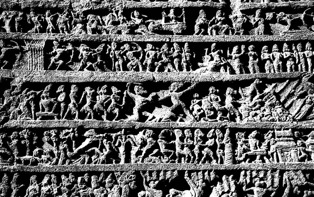 Friso de piedra tallado con hileras de figuras, en blanco y negro