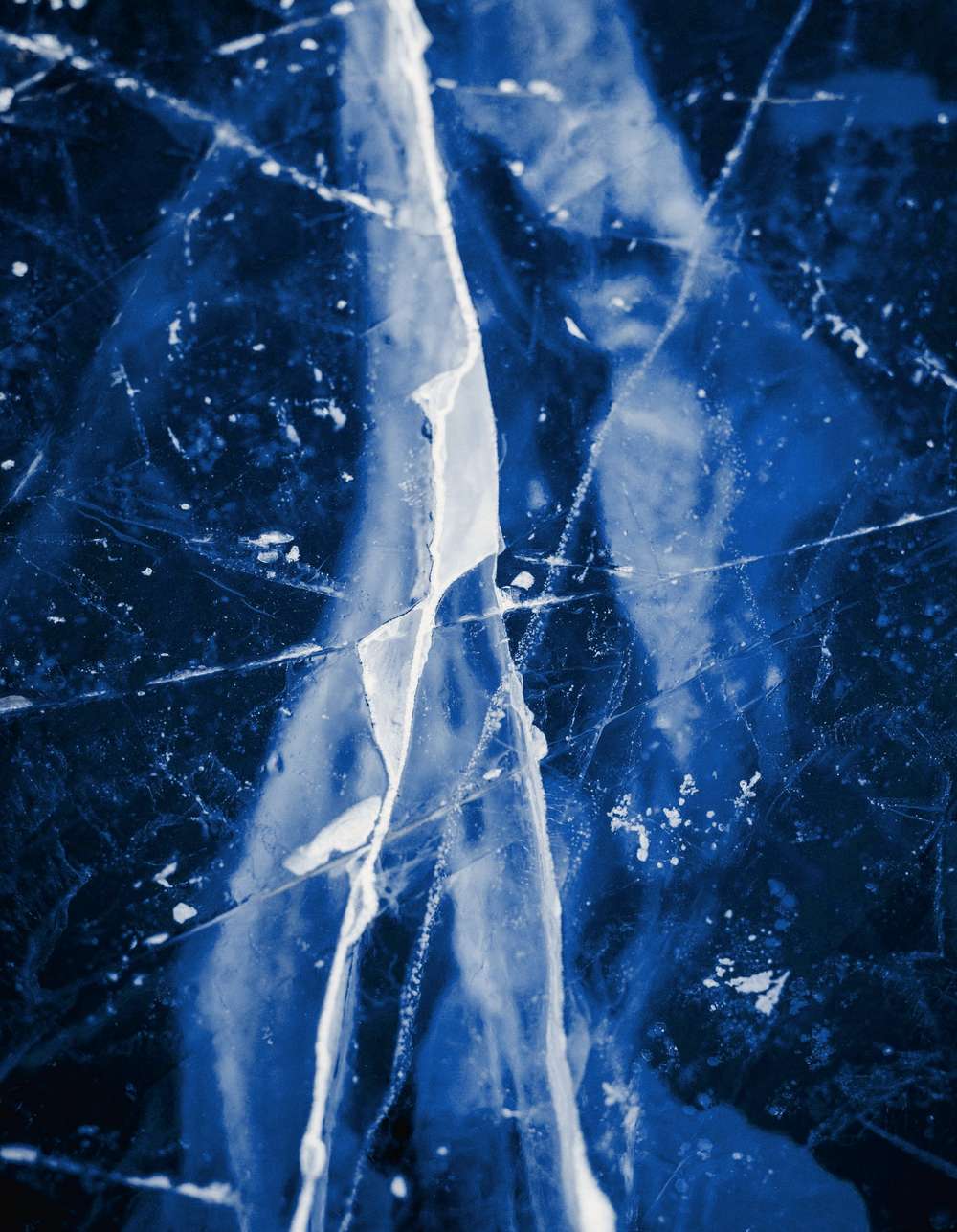 Hielo azul atravesado por una grieta clara
