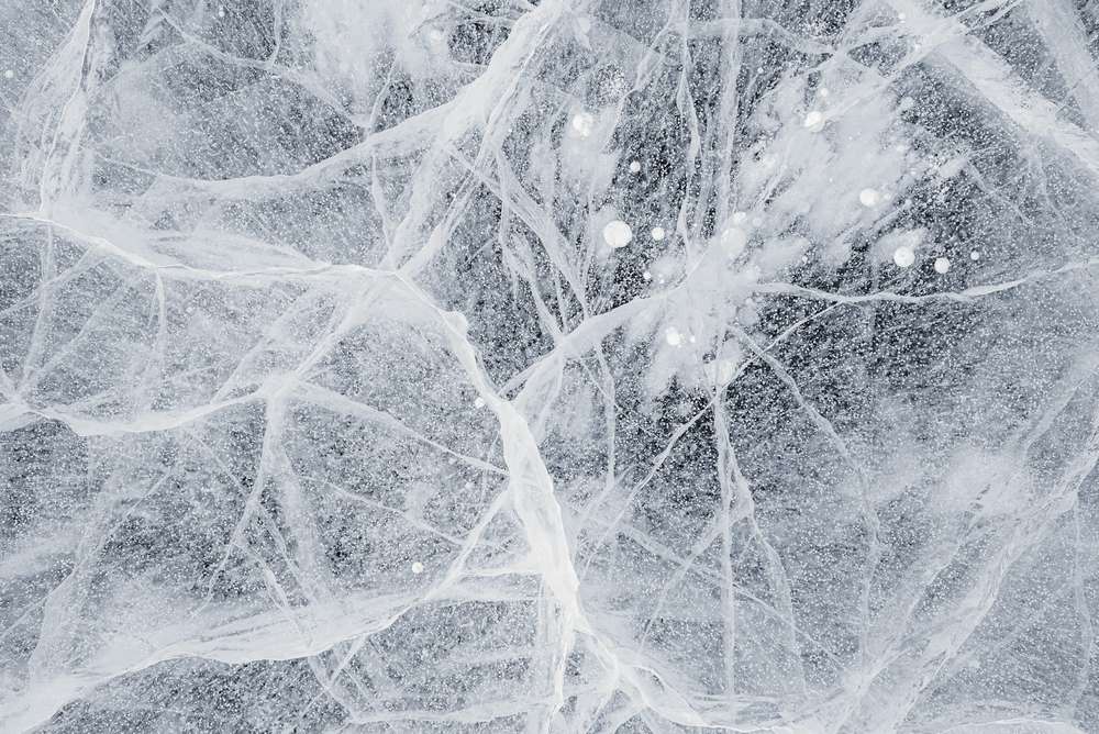 Hielo pálido con una red fina de grietas