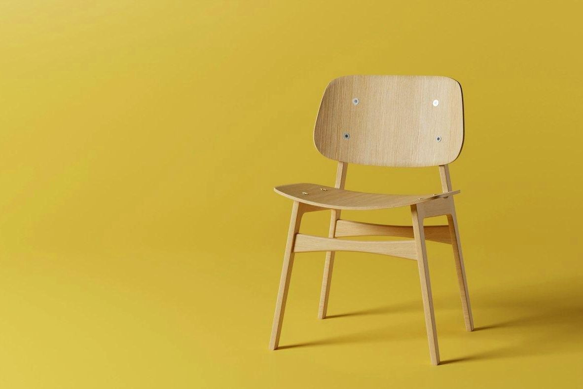 Silla de roble claro sobre un fondo amarillo
