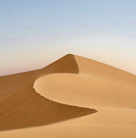 Cresta de una duna con la sombra marcada