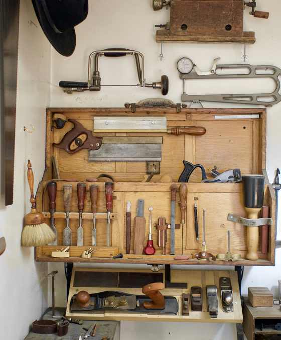 Mueble de taller con serruchos, formones y cepillos ordenados