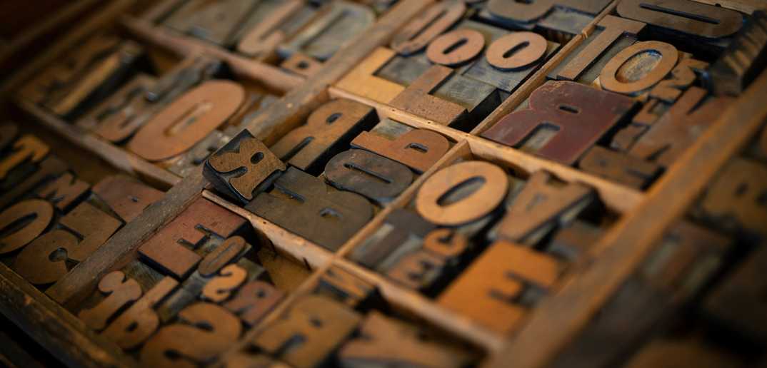 Bandeja de tipos de madera con letras sueltas