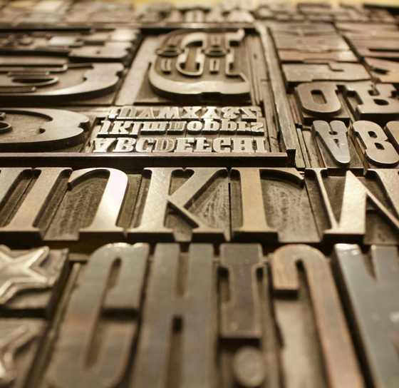 Letras de latón dispuestas en filas