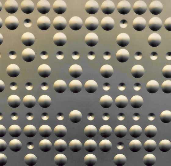 Primer plano de puntos de braille sobre un fondo claro