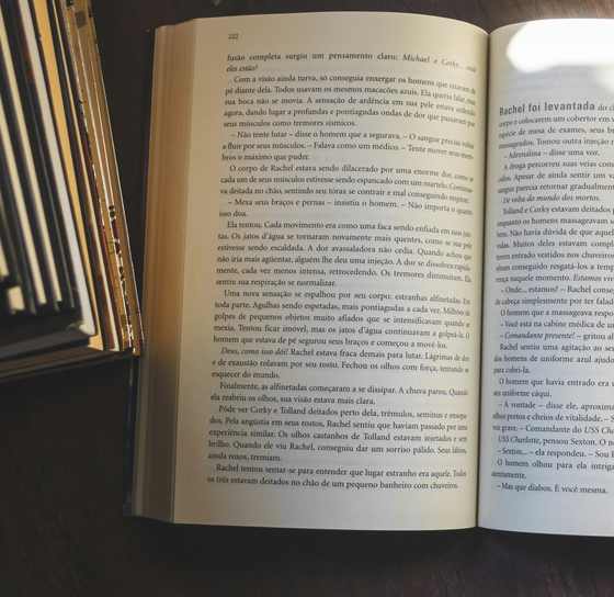 Libro abierto con párrafos de letra legible bajo una luz cálida