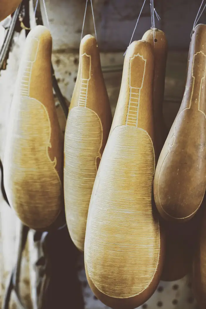 Moldes de madera colgados de un techo, con luz ámbar