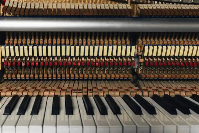 Mecánica de un piano vertical sobre las teclas