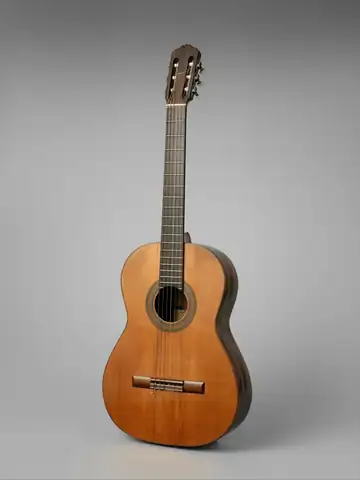 Guitarra clásica sobre un fondo gris