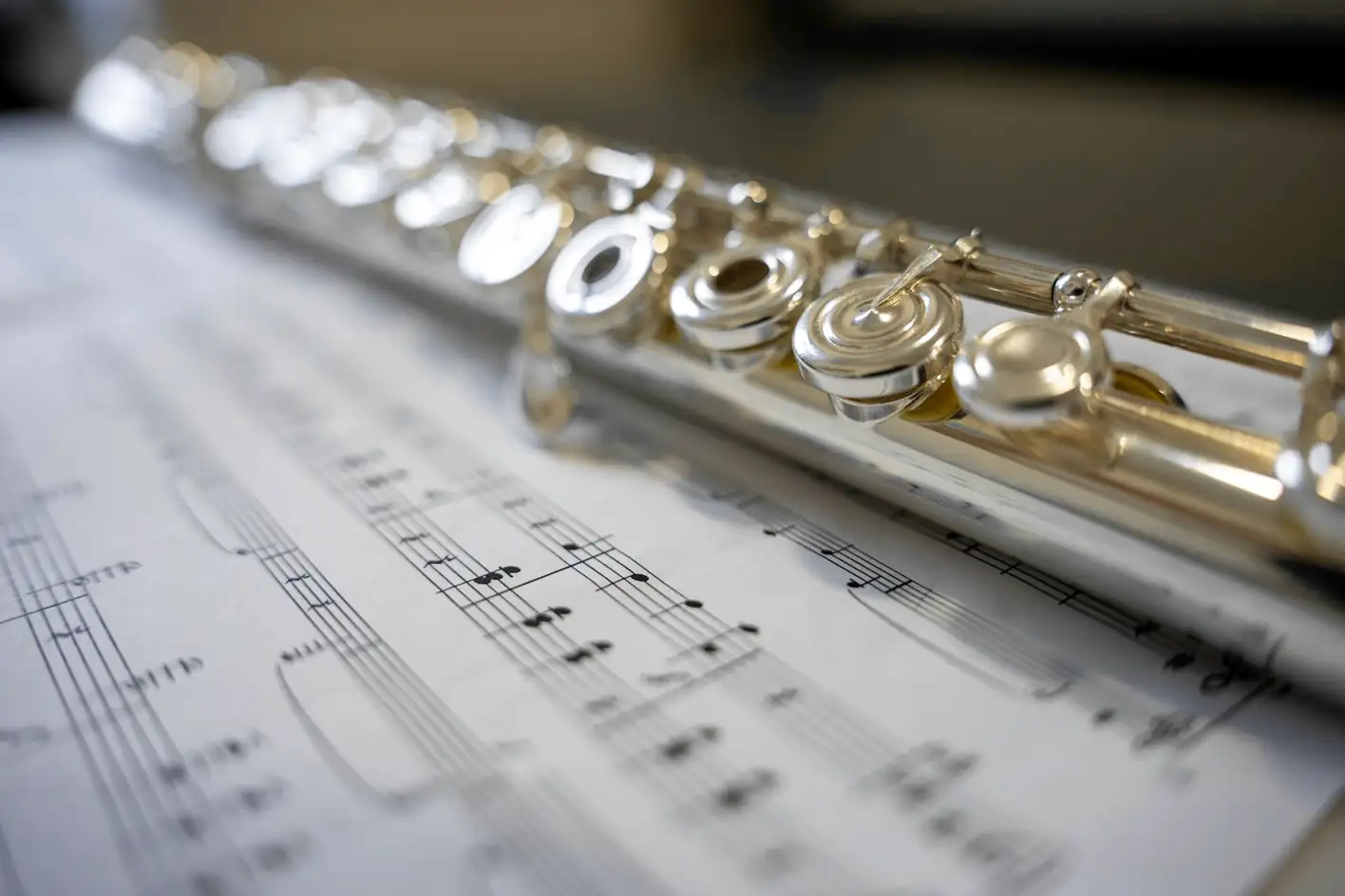 Flauta travesera sobre una partitura