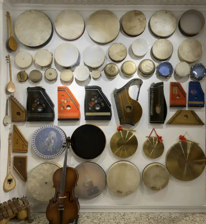 Pared con panderos, cítaras y otros instrumentos colgados