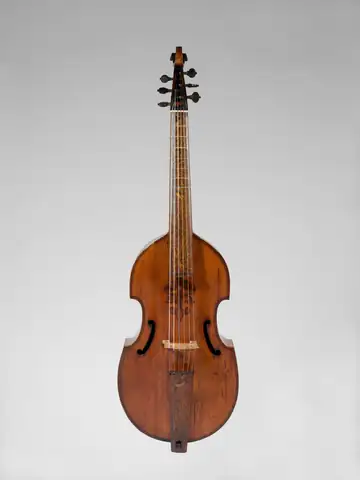 Viola da gamba antigua sobre un fondo gris