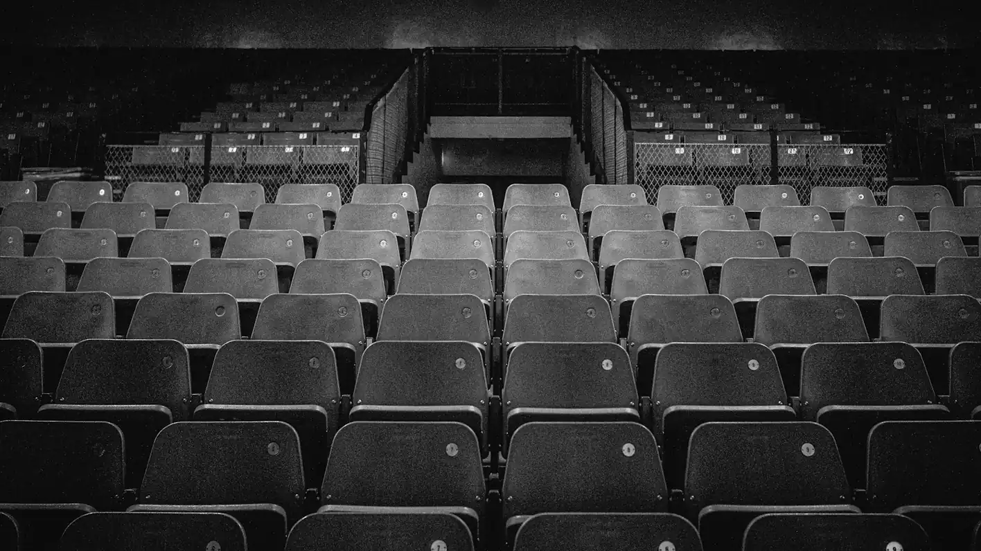 Butacas de una sala vistas de frente, en blanco y negro