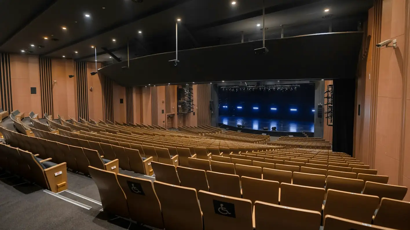Platea de madera de una sala, con el escenario al fondo