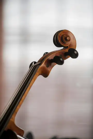 Voluta de un violín desenfocada sobre un fondo claro