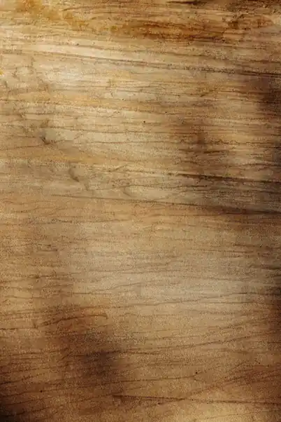 Tabla de madera con vetas anaranjadas