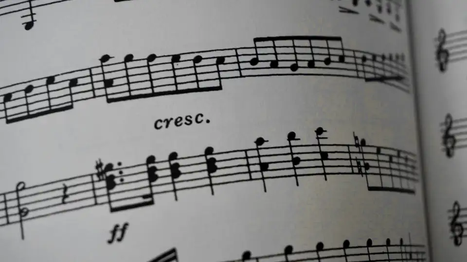 Partitura abierta con una indicación de crescendo