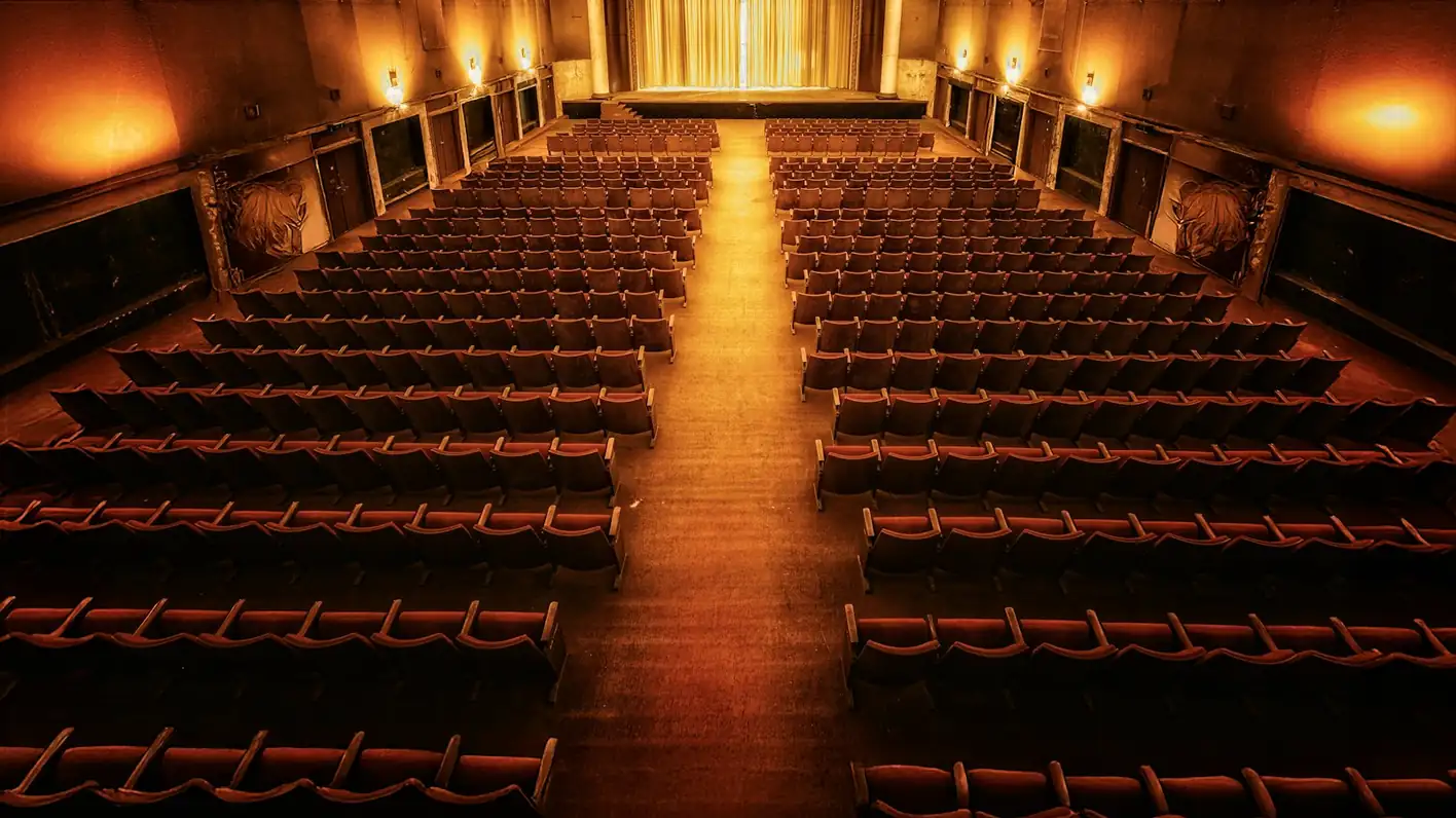 Sala de conciertos de madera iluminada, vista desde el fondo